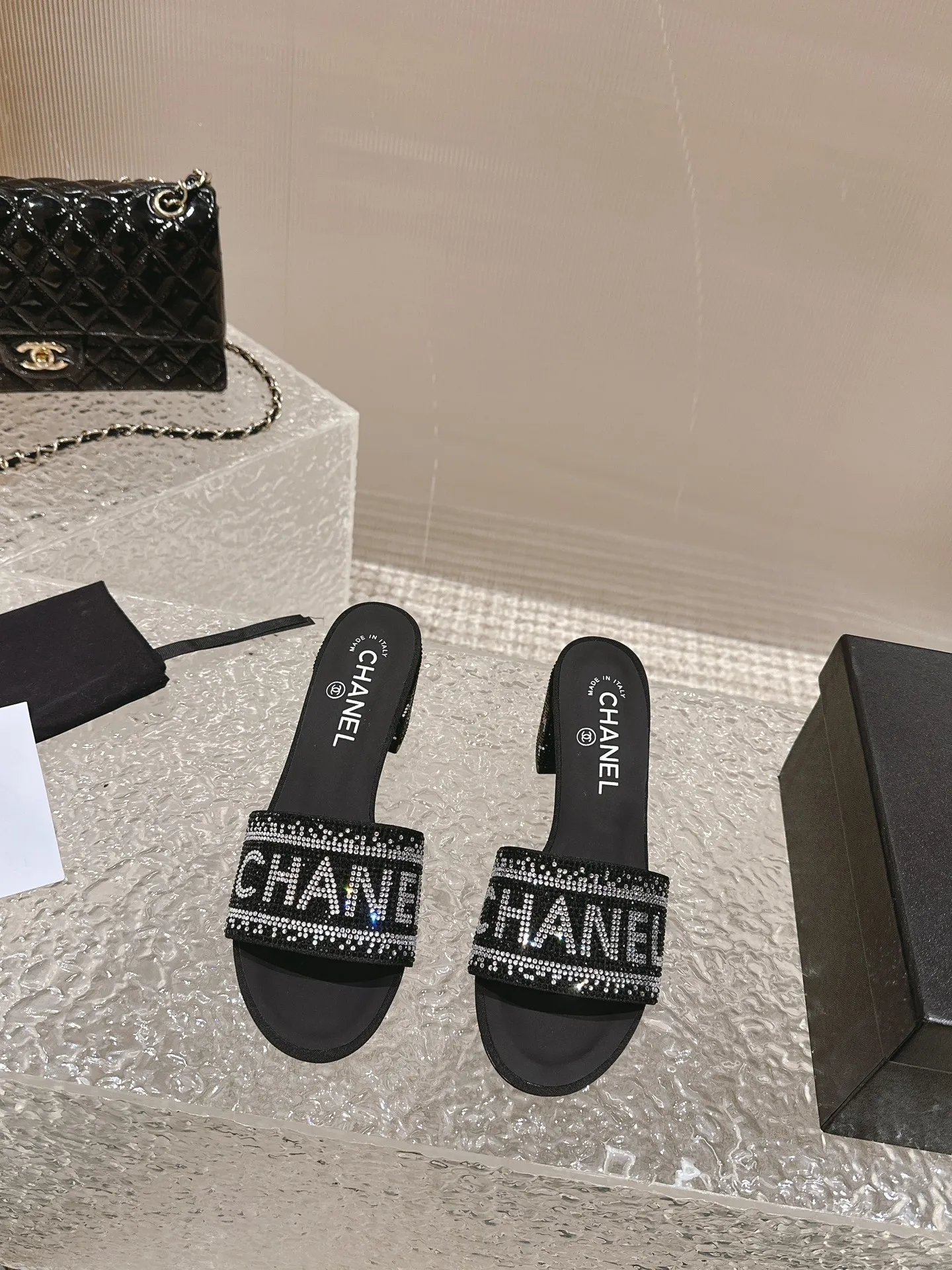 👟👟Ex-factory price 460👟👟 Xiaoxiang Chanel rhinestone slippers with large black rhinestone letters, these really blingbling slippers are full of diamonds. They are both classic and artistic, and can be styled as you like on the street every day. The characteristic is that the hot diamonds are particularly shiny. They are made with heavy craftsmanship and are not easy to fall off. They have a sexy and versatile temperament for ladies. Color: black, white. Heel height 5 cm. 35-41